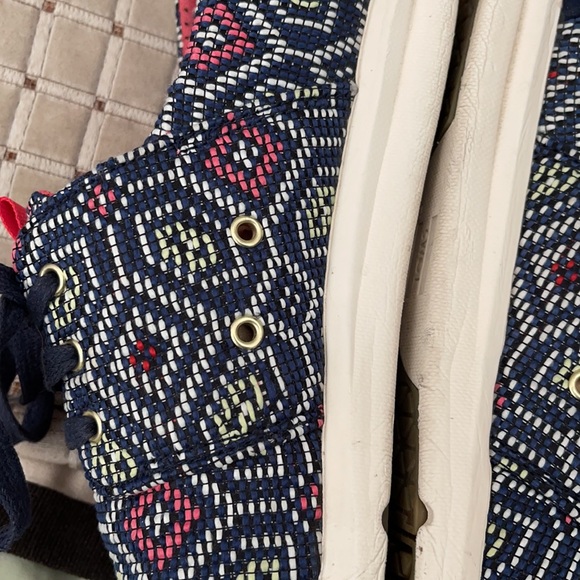 Toms Shape Embroidered Design Lightweight Sneakers - Picture 4 of 12